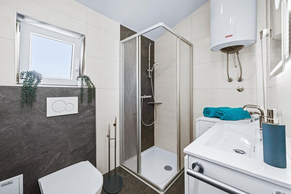 Foto van Gezinsvriendelijk appartement met uitzicht op zee - Vakantiehuis in Medulin - BathRoom