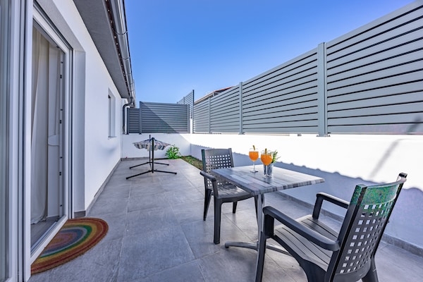 Foto van Aantrekkelijk appartement in Peroj met terras - Vakantiehuis in Peroj - terrace
