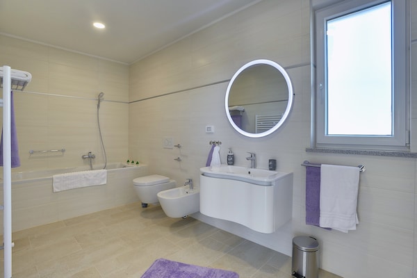 Foto van Villa in Peroj met zwembad bij Barbariga Strand - Vakantiehuis in BARBARIGA - BathRoom