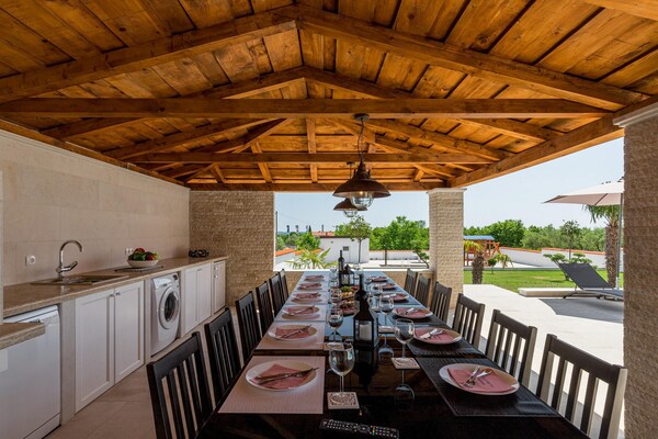 Foto van Esthetische villa met privézwembad - Vakantiehuis in Buici - TerraceBalcony