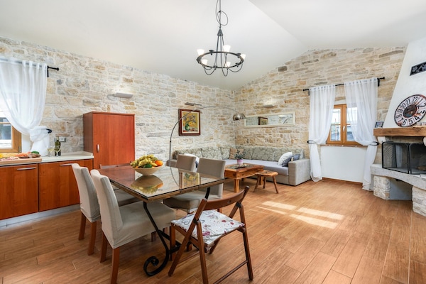 Foto van Majestueuze villa met privézwembad - Vakantiehuis in Tinjan - LivingRoom