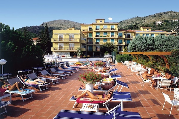 Foto van Appartement in Pietra Ligure met tuin - Vakantiehuis in Pietra Ligure - ExteriorSummer