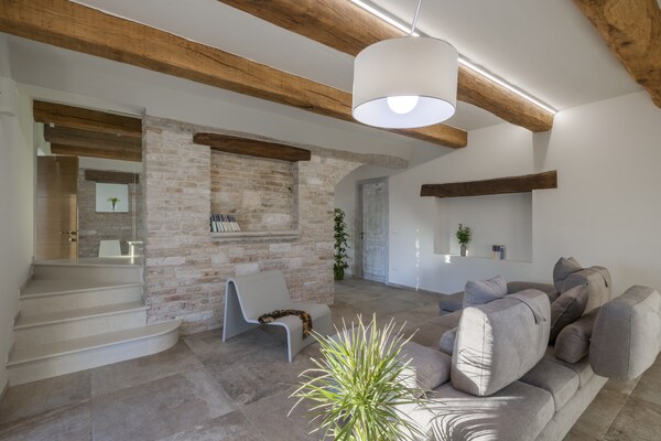 Foto van Elegante villa met tuin - Vakantiehuis in Acqualagna - LivingRoom