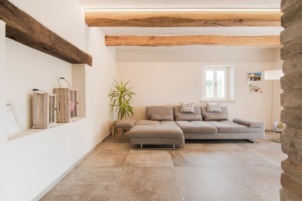 Foto van Elegante villa met tuin - Vakantiehuis in Acqualagna - LivingRoom