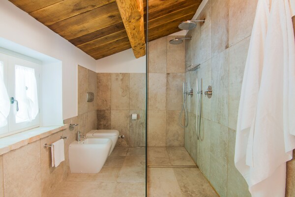 Foto van Elegante villa met tuin - Vakantiehuis in Acqualagna - BathRoom