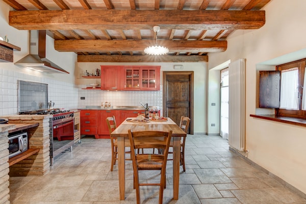 Foto van Vakantiehuis in Urbania met Heuvelzicht - Vakantiehuis in Urbania - DiningRoom