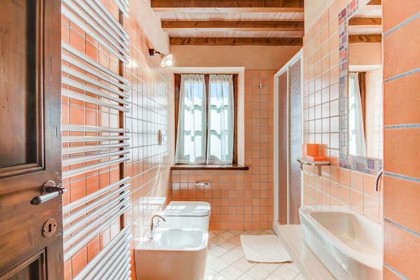 Foto van Vakantiehuis in Urbania met Heuvelzicht - Vakantiehuis in Urbania - BathRoom