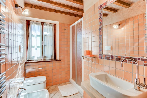Foto van Vakantiehuis in Urbania met Heuvelzicht - Vakantiehuis in Urbania - BathRoom