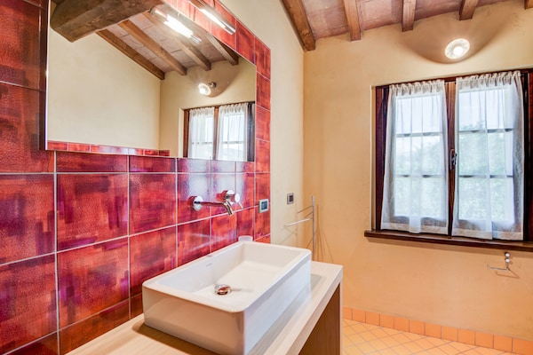 Foto van Vakantiehuis in Urbania met Heuvelzicht - Vakantiehuis in Urbania - BathRoom