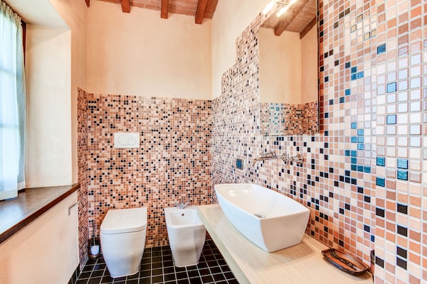 Foto van Vakantiehuis in Urbania met Heuvelzicht - Vakantiehuis in Urbania - BathRoom