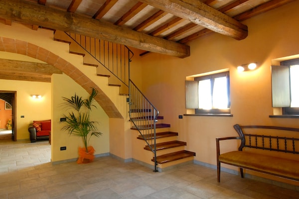 Foto van Vakantiehuis in Urbania met Heuvelzicht - Vakantiehuis in Urbania - HallReception