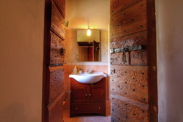 Foto van Rustiek boerdeij met meertje om te vissen, mooi uitzicht, rust en natuur - BathRoom