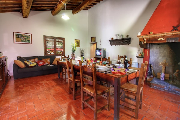 Foto van Rustiek boerdeij met meertje om te vissen, mooi uitzicht, rust en natuur - DiningRoom