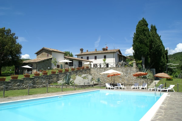 Foto van Vakantiehuis in Città di Castello met Zwembad - Vakantiehuis in Città di Castello - ExteriorSummer
