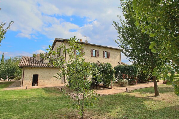 Foto van Vakantiehuis Foligno met Zwembad en Tuin - Vakantiehuis in Foligno - Loc. Tenne - ExteriorSummer