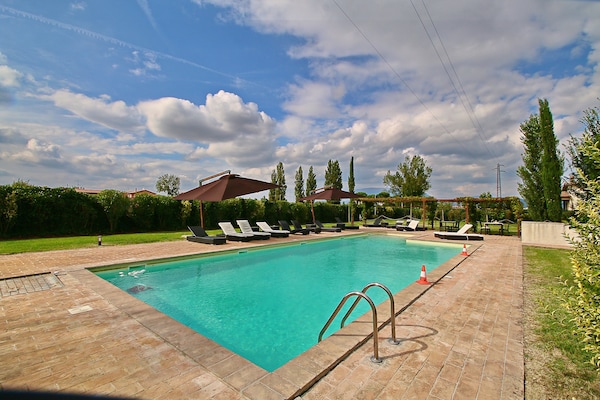 Foto van Vakantiehuis Foligno met Zwembad en Tuin - Vakantiehuis in Foligno - Loc. Tenne - PoolOfHouse