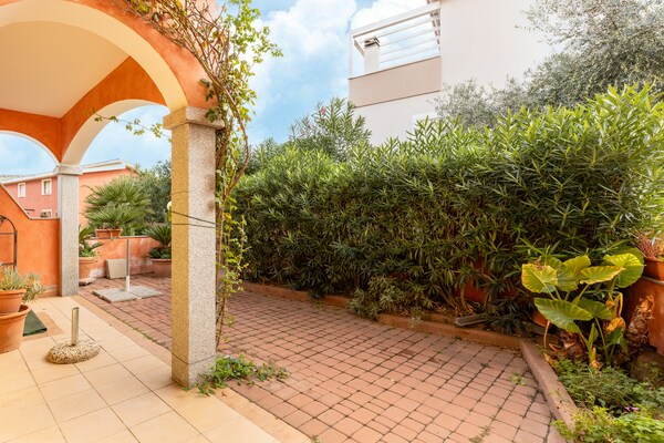 Foto van Appartamento con giardino, een merrie 300 meter - Vakantiehuis in Lu Bagnu - TerraceBalcony