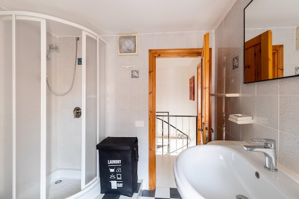 Foto van Su due livelli, con aria condizionata - Vakantiehuis in Castelsardo - BathRoom
