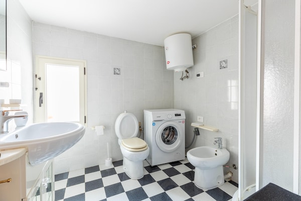 Foto van Su due livelli, con aria condizionata - Vakantiehuis in Castelsardo - BathRoom