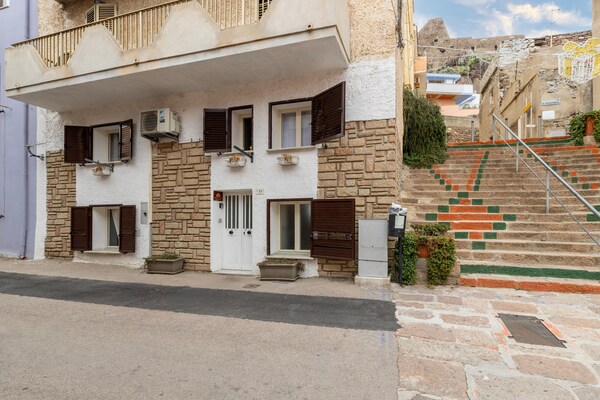Foto van Su due livelli, con aria condizionata - Vakantiehuis in Castelsardo - ExteriorSummer