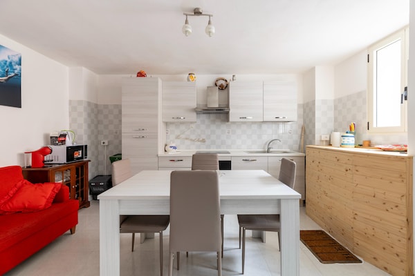 Foto van Su due livelli, con aria condizionata - Vakantiehuis in Castelsardo - DiningRoom