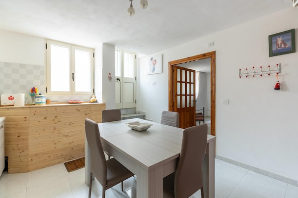 Foto van Su due livelli, con aria condizionata - Vakantiehuis in Castelsardo - DiningRoom