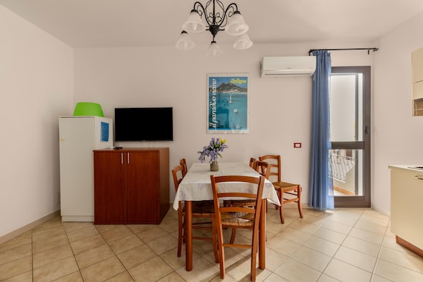 Foto van 150 meter van de zee, 2 zwembaden - Vakantiehuis in Valledoria - DiningRoom
