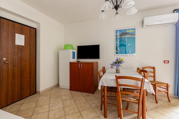 Foto van 150 meter van de zee, 2 zwembaden - Vakantiehuis in Valledoria - DiningRoom