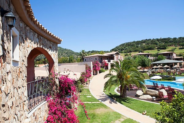 Foto van Kustschuilplaats met zwembad - Vakantiehuis in Villasimius - ViewSummer