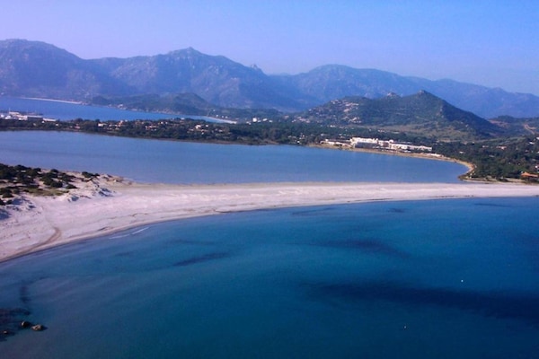 Foto van Kustschuilplaats met zwembad - Vakantiehuis in Villasimius - AreaSummer5KM