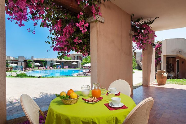 Foto van Kustschuilplaats met zwembad - Vakantiehuis in Villasimius - TerraceBalcony