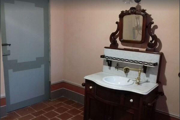 Foto van Charmant kasteelverblijf, Robella - Vakantiehuis in Robella - BathRoom