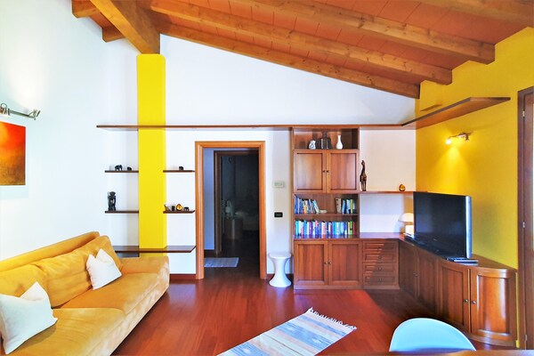 Foto van Appartement in Bosco met terras - Vakantiehuis in Montegrino Valtravaglia - LivingRoom