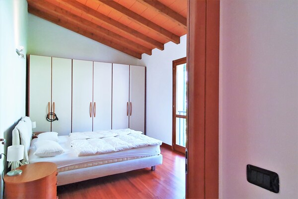 Foto van Appartement in Bosco met terras - Vakantiehuis in Montegrino Valtravaglia - BedRoom