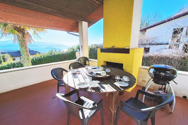 Foto van Vakantiehuis in Italië met uitzicht op de bergen - Vakantiehuis in Colmegna - TerraceBalcony