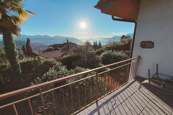 Foto van Vakantiehuis in Italië met uitzicht op de bergen - Vakantiehuis in Colmegna - TerraceBalcony