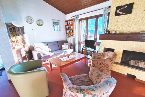 Foto van Vakantiehuis in Italië met uitzicht op de bergen - Vakantiehuis in Colmegna - LivingRoom