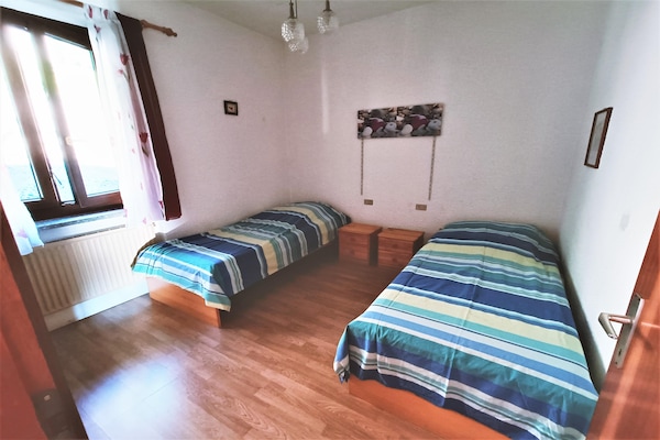 Foto van Vakantiehuis in Italië met uitzicht op de bergen - Vakantiehuis in Colmegna - BedRoom