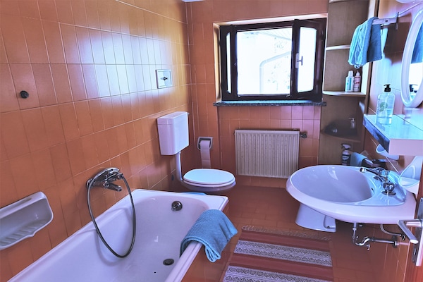 Foto van Vakantiehuis in Italië met uitzicht op de bergen - Vakantiehuis in Colmegna - BathRoom