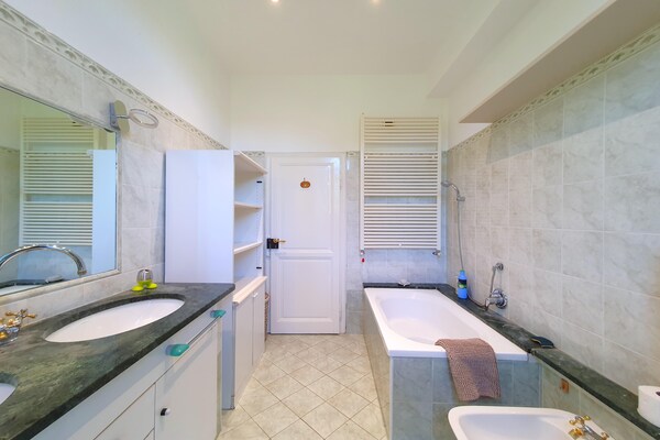 Foto van Elegante villa met privétuin in Castello - Vakantiehuis in Castello (VA) - BathRoom