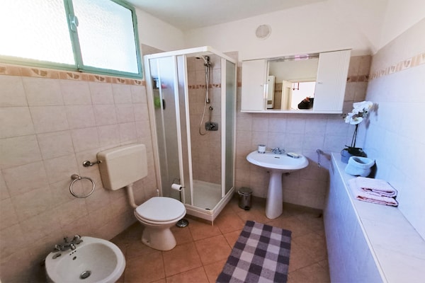 Foto van Charmant Huis aan Meer met Wandelpaden - Vakantiehuis in Maccagno con Pino e Veddasca - BathRoom