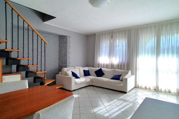 Foto van Vakantiehuis bij Lago Maggiore - Vakantiehuis in Montegrino Valtravaglia (VA) - LivingRoom