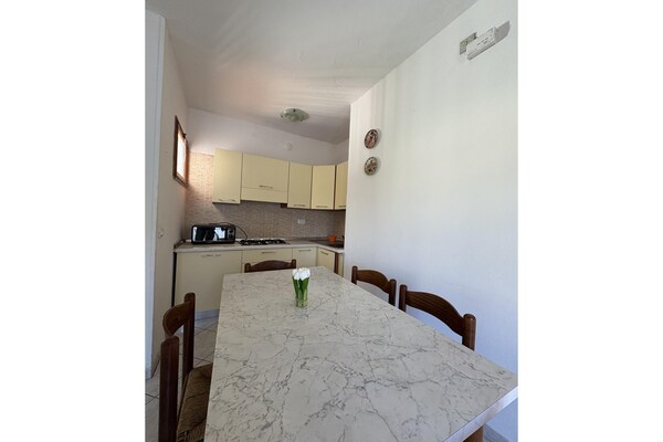 Foto van Klein appartement met balkon - Vakantiehuis in  - DiningRoom