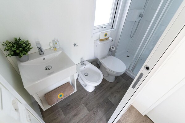 Foto van Lodge in het familiedorp Rimini vlakbij het strand - BathRoom