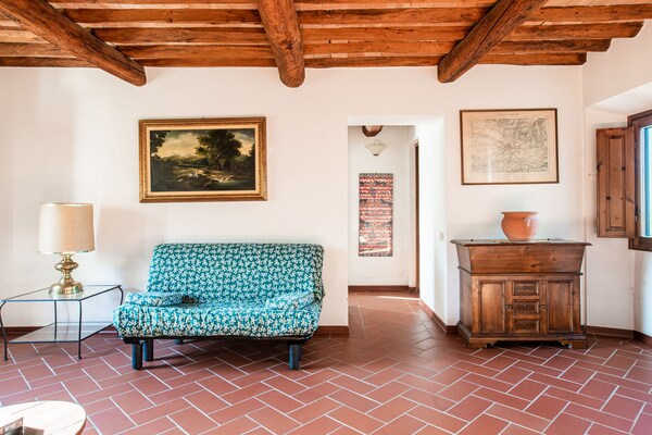 Foto van Wijnproeverijen, heuvels en Toscaanse huizen - Vakantiehuis in San Casciano in Val di Pesa - LivingRoom