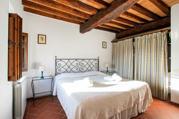 Foto van Wijnproeverijen, heuvels en Toscaanse huizen - Vakantiehuis in San Casciano in Val di Pesa - BedRoom