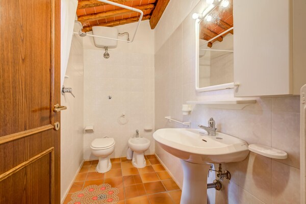 Foto van Boerderij in Chianti met Zwembad & Tuin - Vakantiehuis in Gambassi Terme (FI) - BathRoom