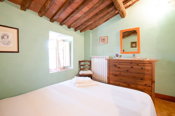 Foto van ﻿Rustiek vakantiehuis in Lucca met een privétuin - BedRoom