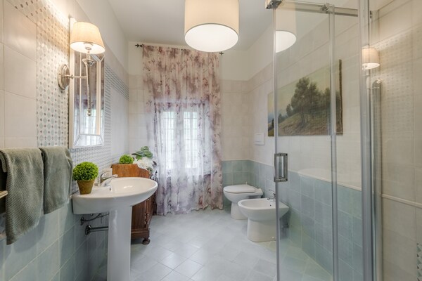 Foto van Villa in Toscane nabij Pisa met zwembad - Vakantiehuis in Orentano - BathRoom