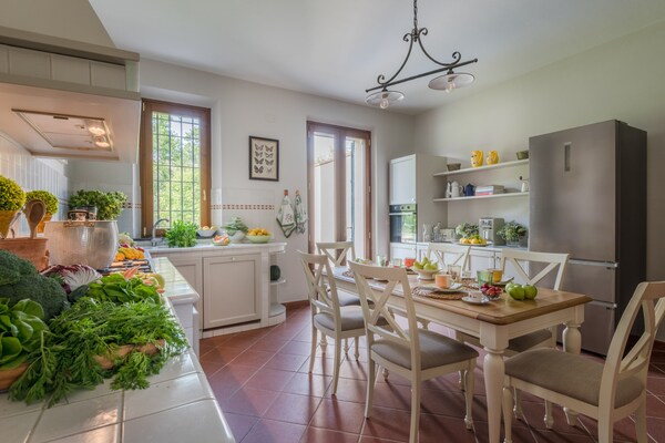 Foto van Villa in Toscane nabij Pisa met zwembad - Vakantiehuis in Orentano - LivingRoom